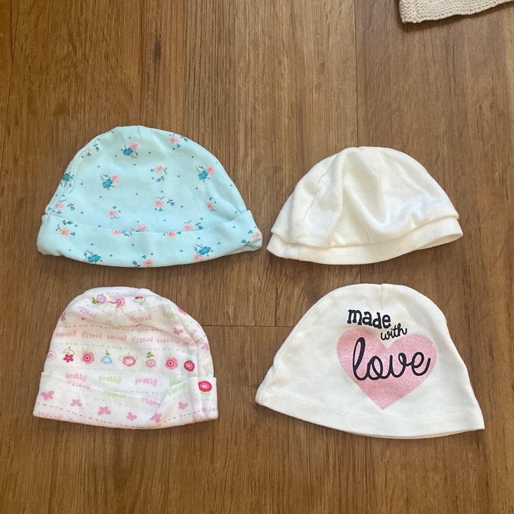 💗 4 for $25 set of baby beanies